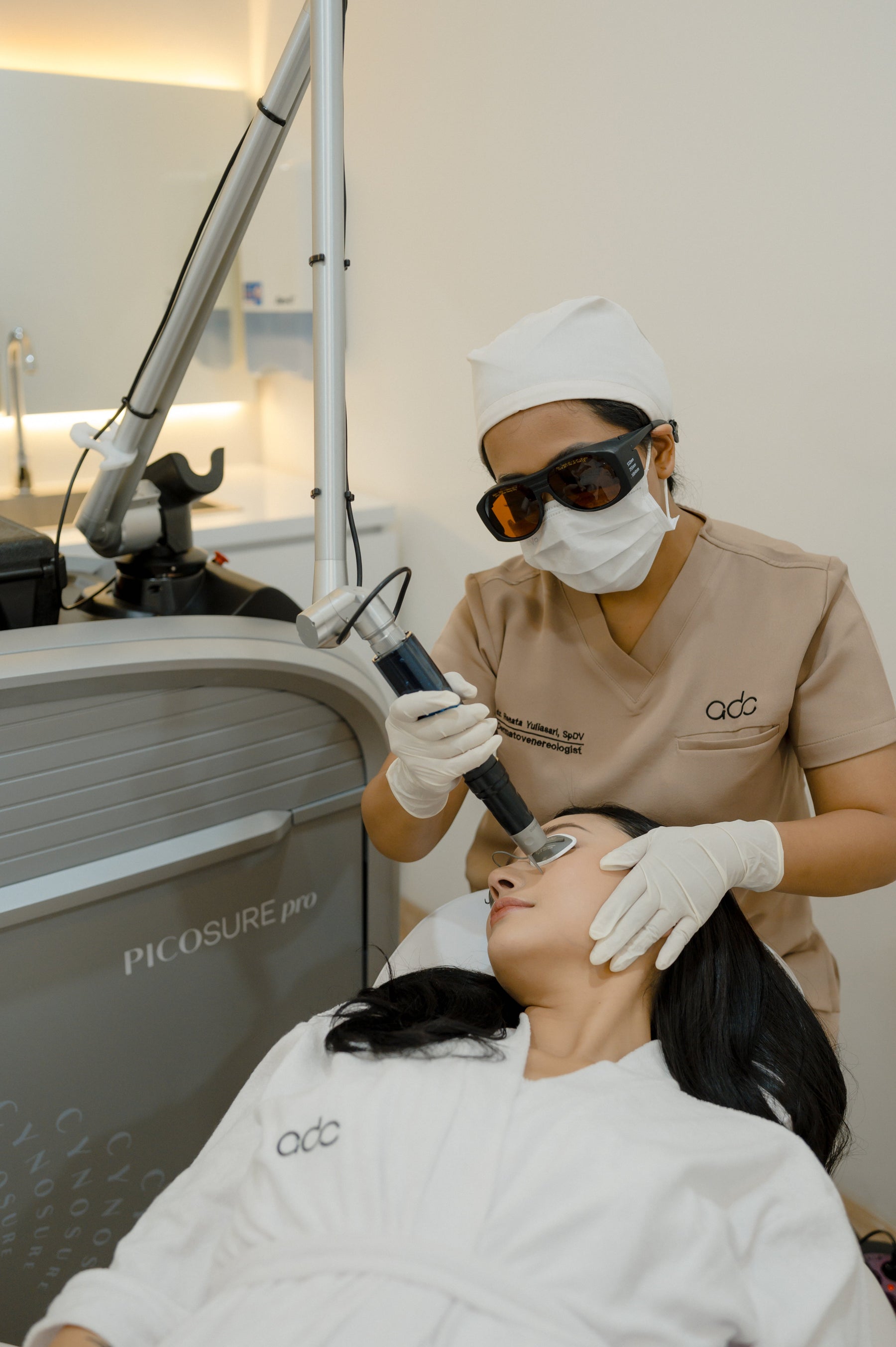 Perbedaan Pico Laser vs IPL untuk Flek Hitam: Mana Lebih Efektif?