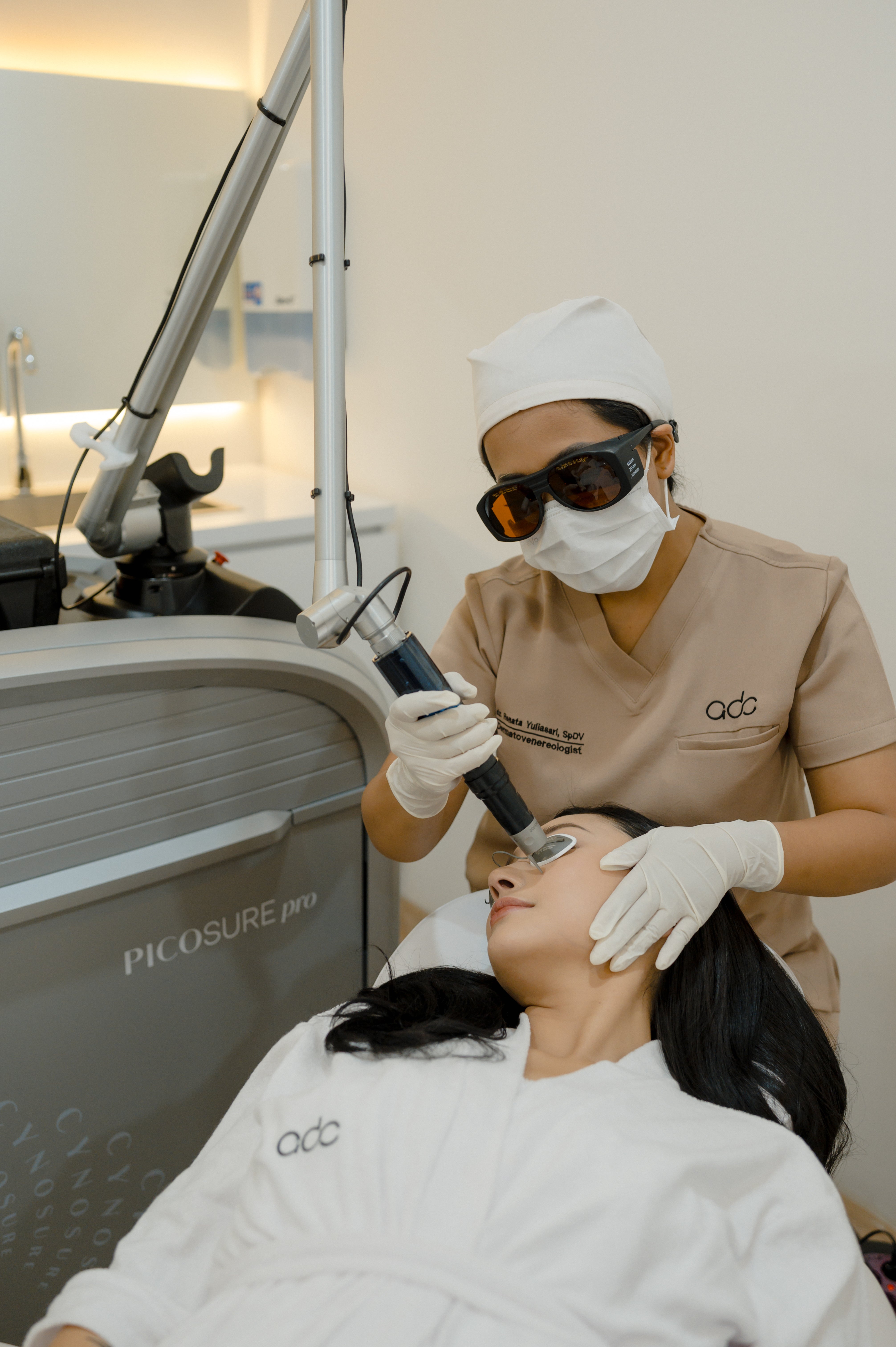 Perbedaan Pico Laser vs IPL untuk Flek Hitam: Mana Lebih Efektif?