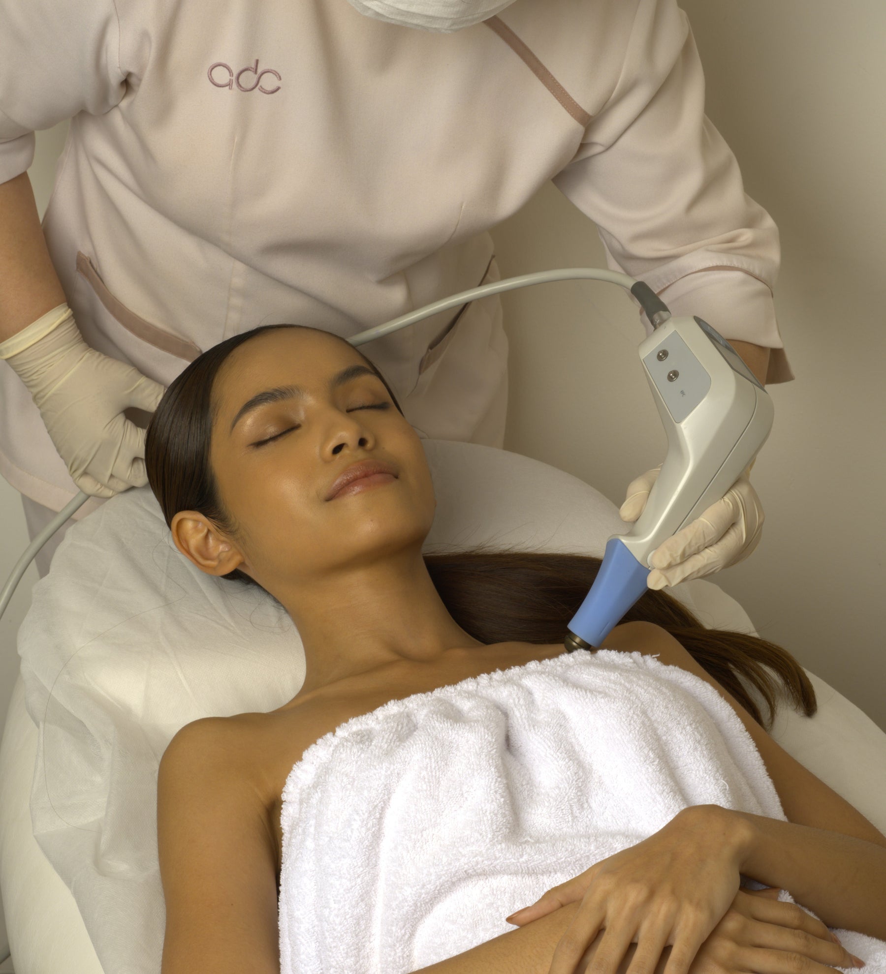 Handheld body treatment applicator with blue tip