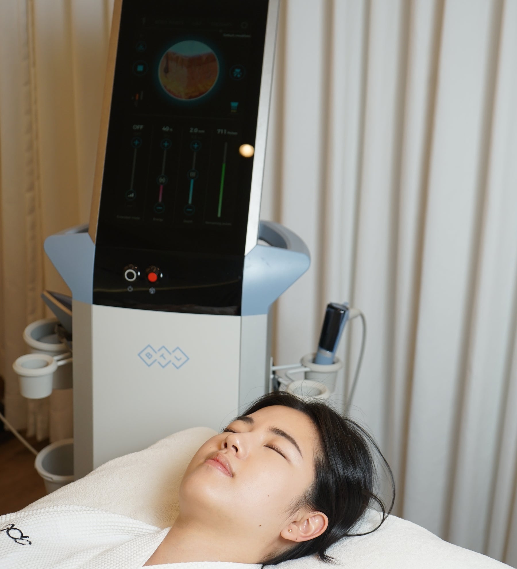 RF microneedling body treatment device with screen and control panel